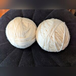 Yarn 2 balls ivory cream  Large balls 355g total. The Texture is soft.